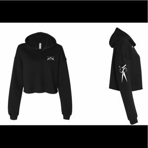 This cropped hoodie is exactly what you need to complete your outfit this summer